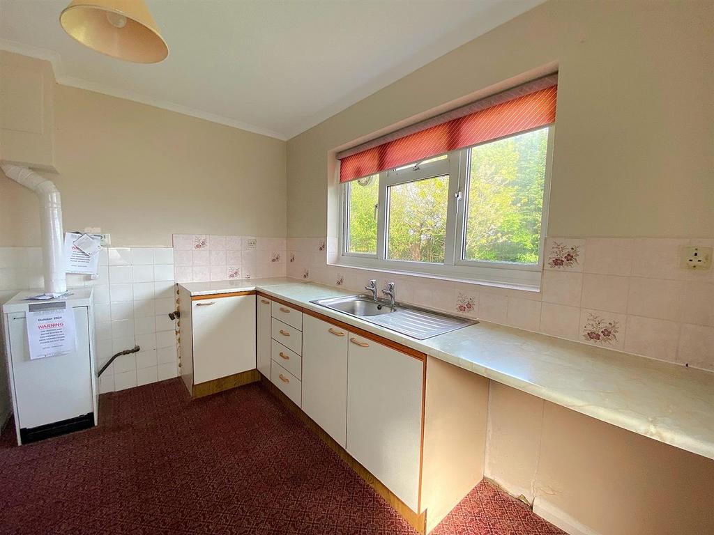 18 Cherry Tree Gardens - Kitchen2.jpg