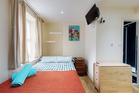Studio to rent, High Road
