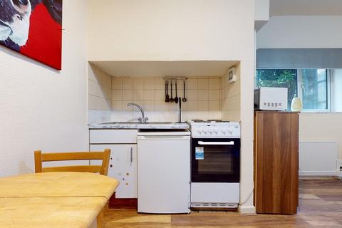 Studio to rent, Chatsworth Road