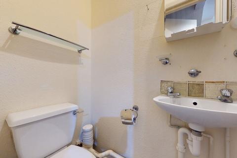 Studio to rent, Chatsworth Road