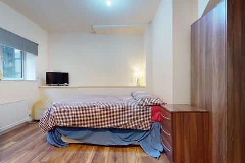 Studio to rent, Chatsworth Road