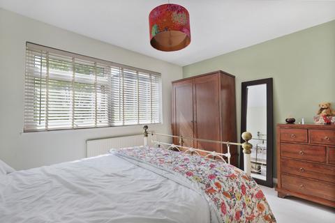2 bedroom apartment for sale, Cedar Close, Buckhurst Hill, IG9
