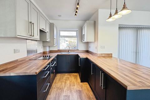 3 bedroom semi-detached house to rent, Albion Road, Bradford BD10