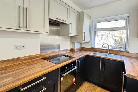3 bedroom semi-detached house to rent, Albion Road, Bradford BD10