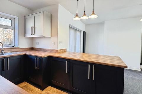 3 bedroom semi-detached house to rent, Albion Road, Bradford BD10