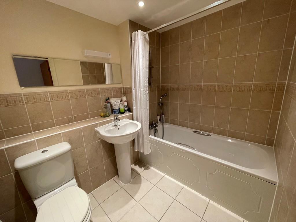 Flat 21 County Wharf Bathroom