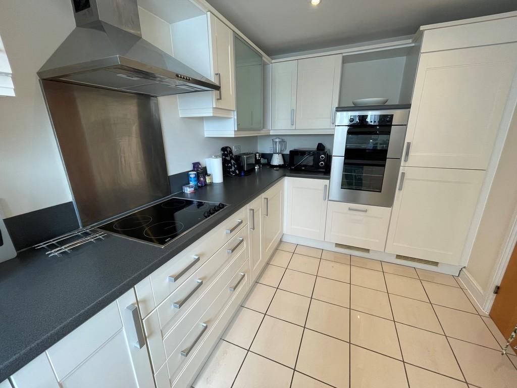 Flat 21 County Wharf Kitchen 2