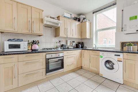 2 bedroom flat to rent, Yukon Road, London