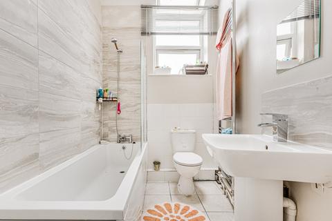 2 bedroom flat to rent, Yukon Road, London