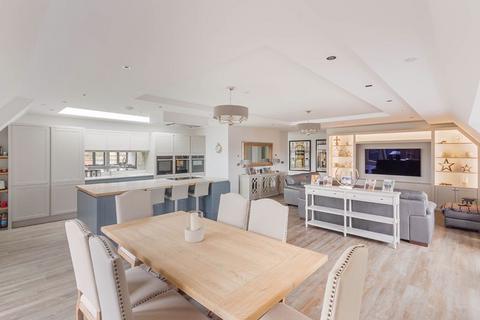 3 bedroom apartment for sale, The Penthouse, 5 Greystoke Apartments, Kings Avenue, Morpeth, Northumberland