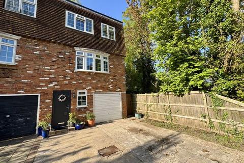 2 Fieldhead Gardens, Bourne End, SL8 5RN