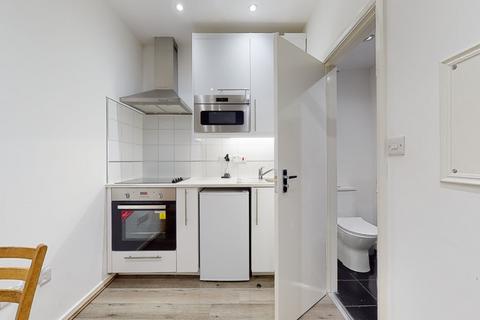 Studio to rent, Blenheim Gardens