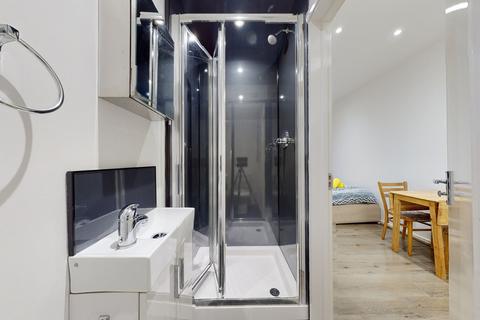 Studio to rent, Blenheim Gardens