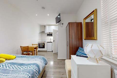 Studio to rent, Blenheim Gardens