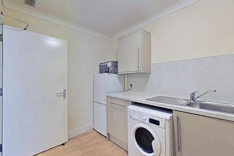 3 bedroom flat to rent, Murray Place, Stirling, FK8
