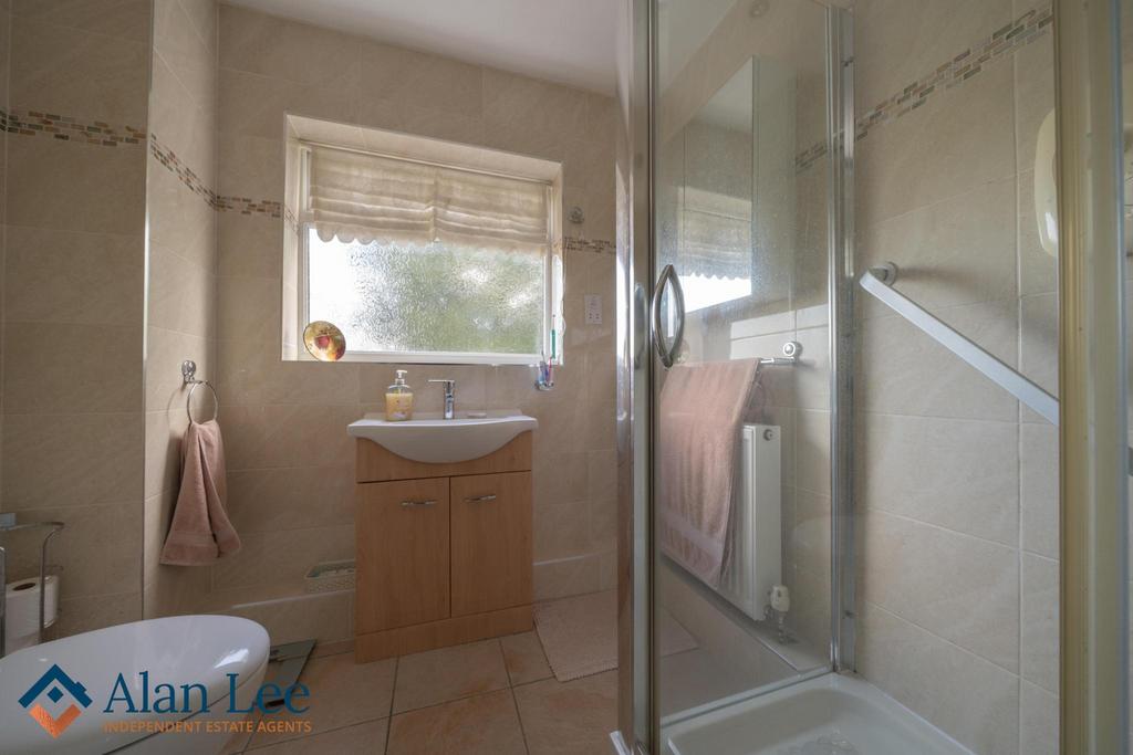 Main Bathroom (SHOWER ROOM)