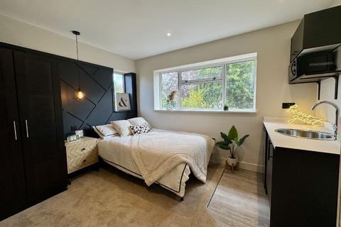 Studio to rent, Nottingham NG5
