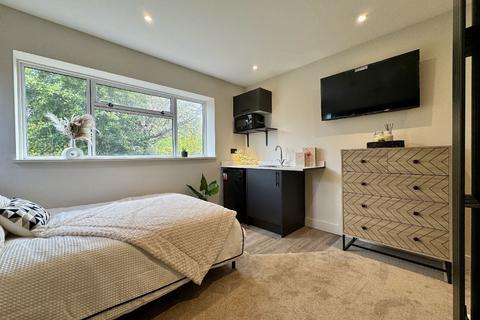 Studio to rent, Nottingham NG5
