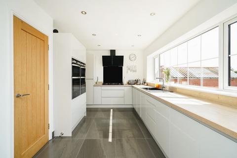 4 bedroom detached house for sale, Bridle Road, Chesterfield S43