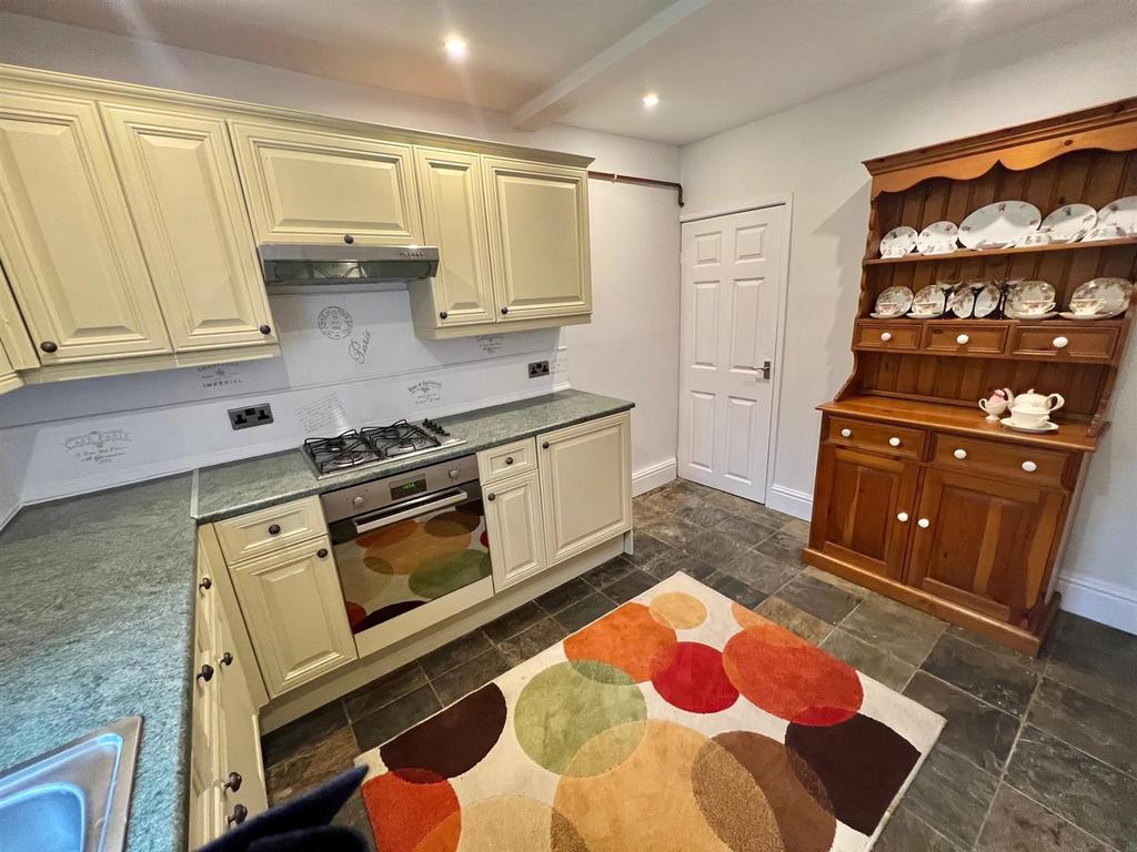 Kitchen2.jpg