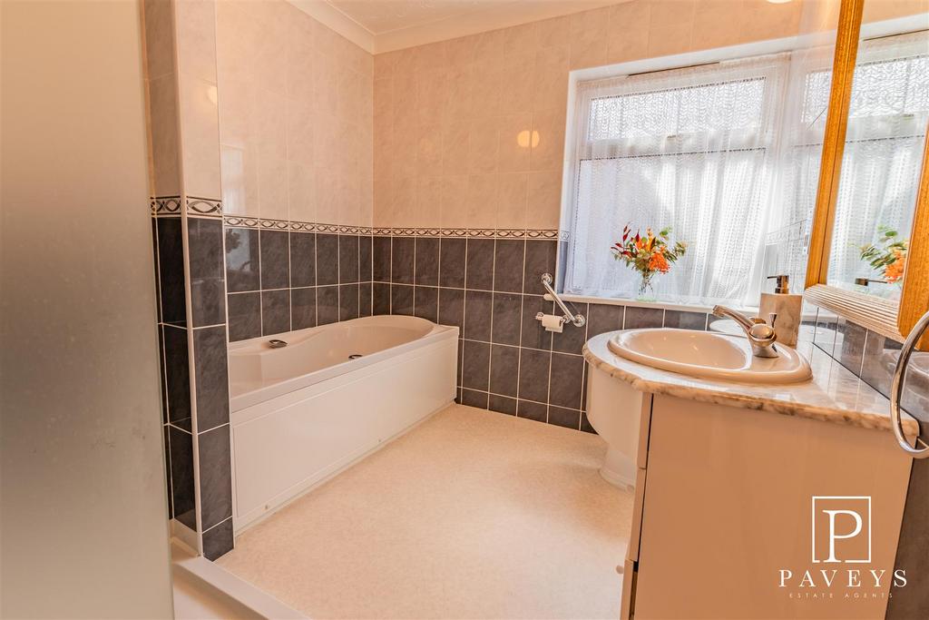 Cloakroom/bathroom