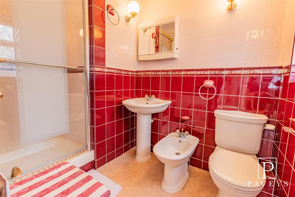 En suite to master bedroom