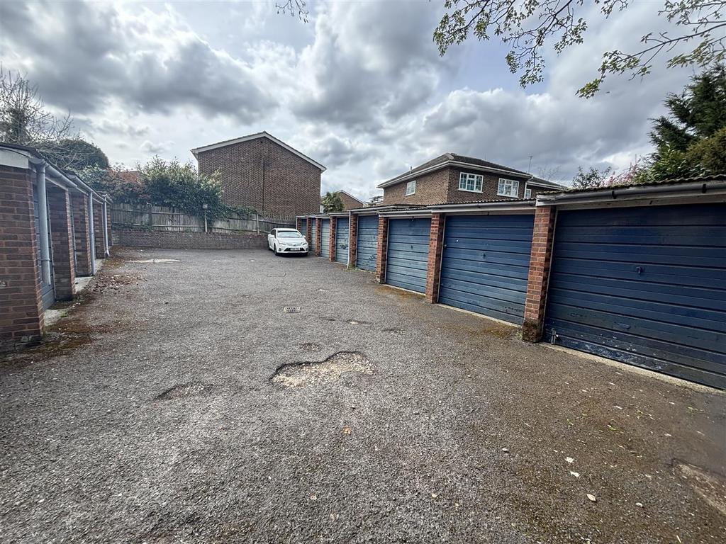 GARAGE & PARKING