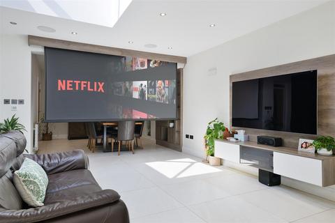 70 Bradstock Road, Epsom, KT17 2LQ