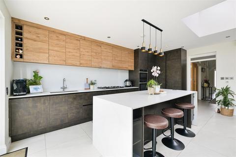 70 Bradstock Road, Epsom, KT17 2LQ