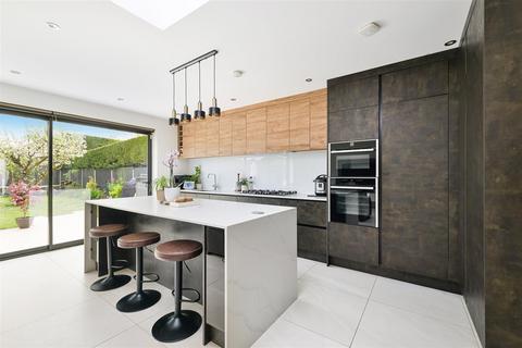 70 Bradstock Road, Epsom, KT17 2LQ