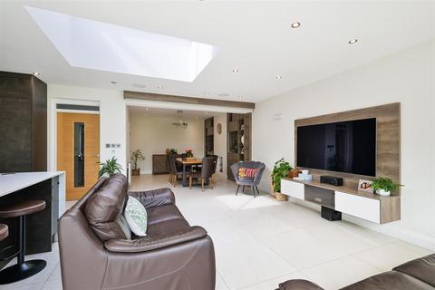 70 Bradstock Road, Epsom, KT17 2LQ
