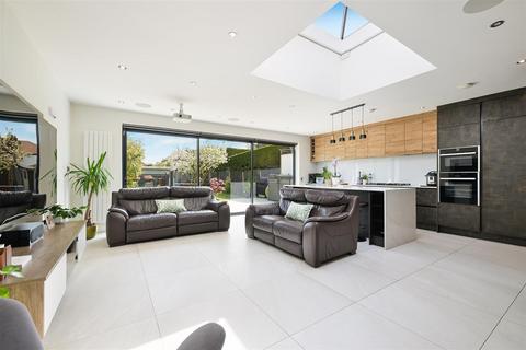70 Bradstock Road, Epsom, KT17 2LQ