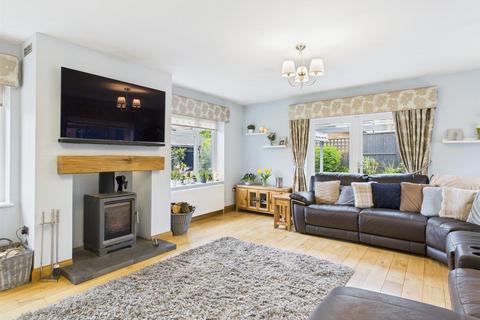 1 Fairfield Drive, Kinver, Stourbridge, DY7 6EW