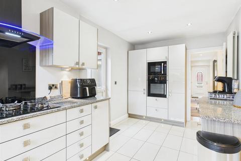 1 Fairfield Drive, Kinver, Stourbridge, DY7 6EW