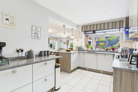 1 Fairfield Drive, Kinver, Stourbridge, DY7 6EW