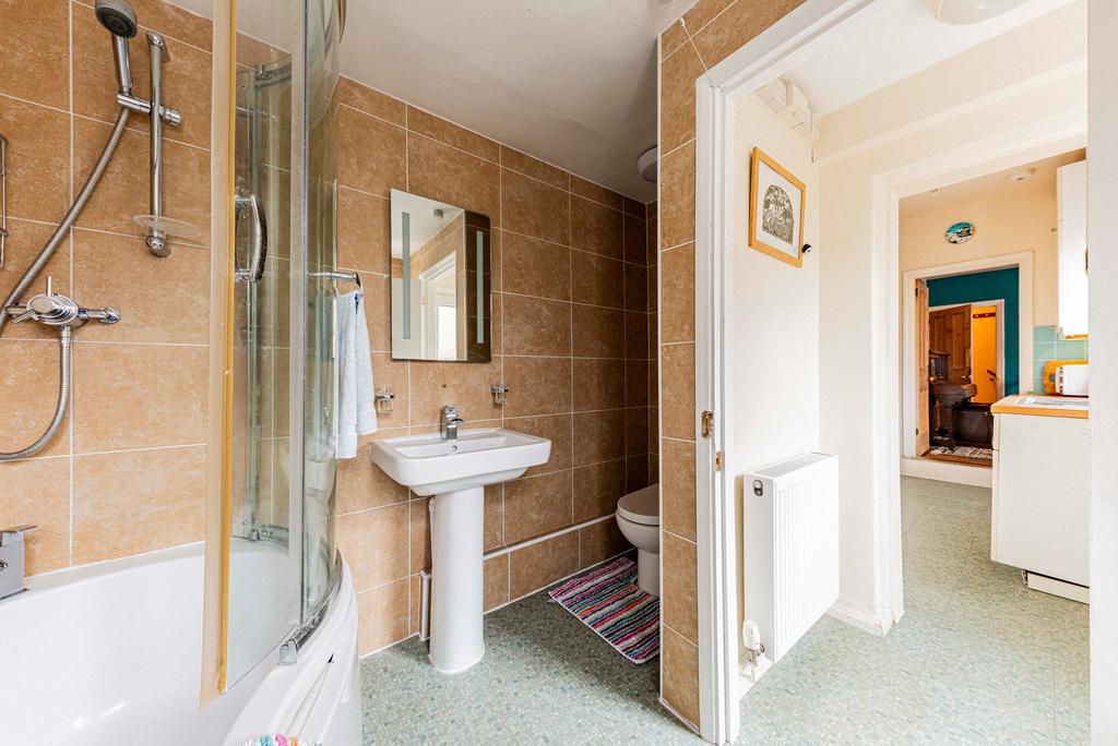 Bathroom W.C (1)
