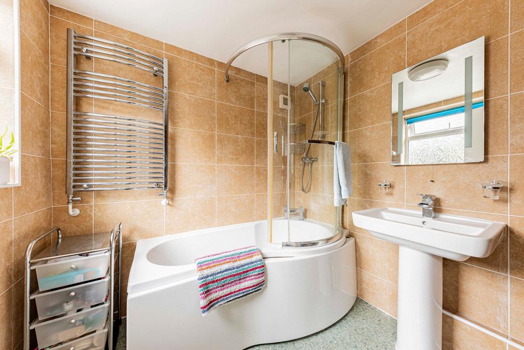 Bathroom W.C (1)