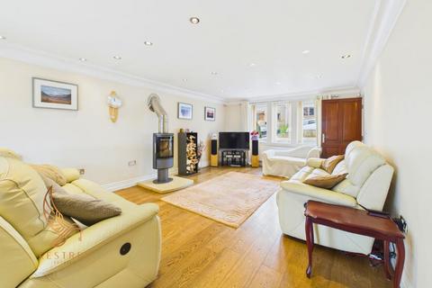 8 Lakeside View, Penistone, Sheffield, S36 7EX