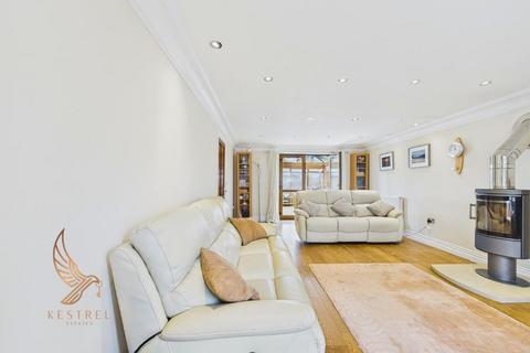 8 Lakeside View, Penistone, Sheffield, S36 7EX