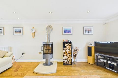 8 Lakeside View, Penistone, Sheffield, S36 7EX