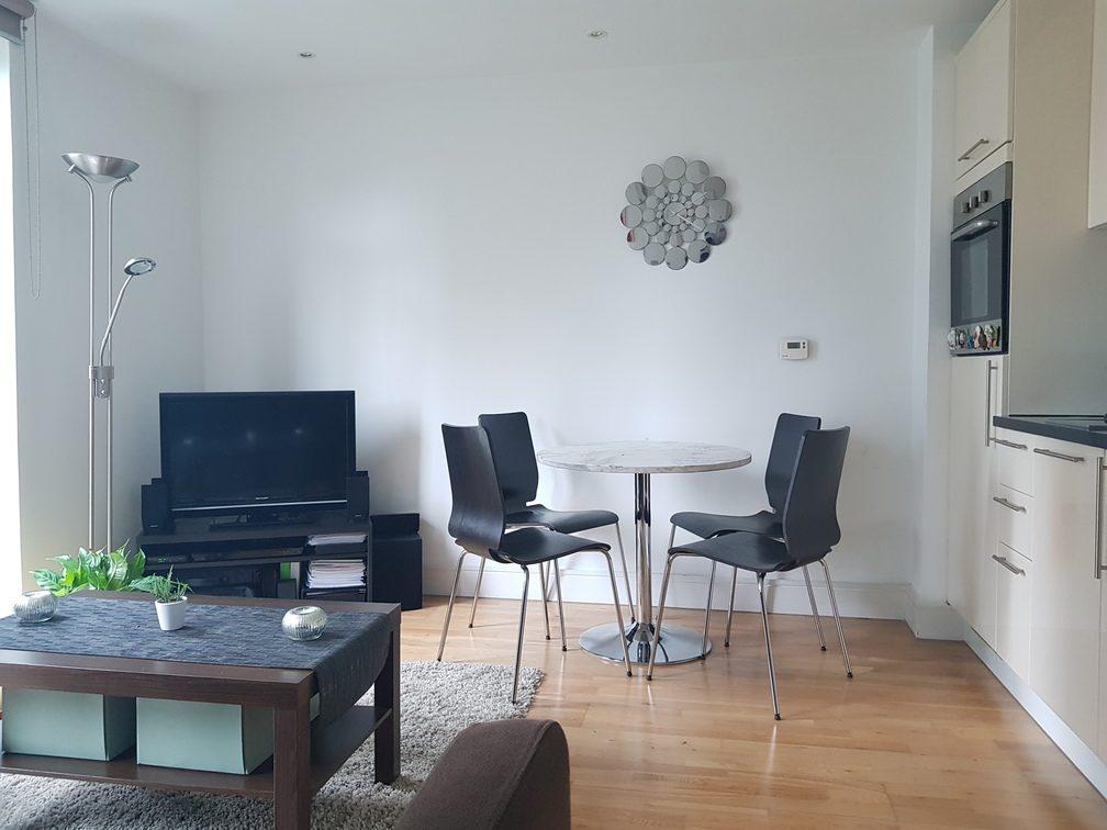 Bright modern studio apartment in Indescon Court,