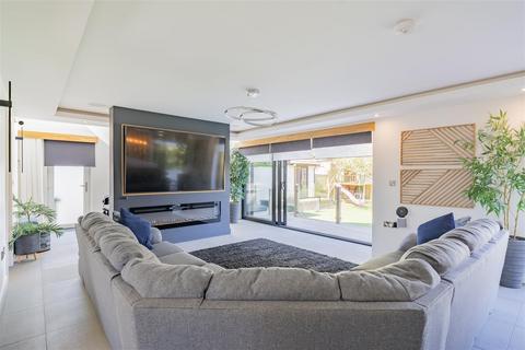 17 Sandham Grove, Wirral, CH60 1XN