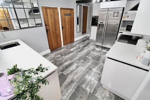 6 bedroom semi-detached house for sale, Chester Road, Birmingham B36