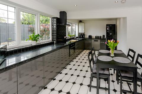 4 bedroom detached house for sale, Chapel Close, Comberbach