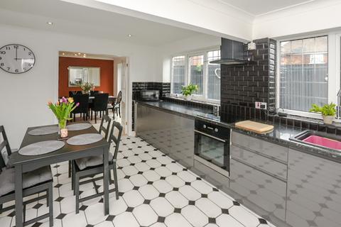 4 bedroom detached house for sale, Chapel Close, Comberbach