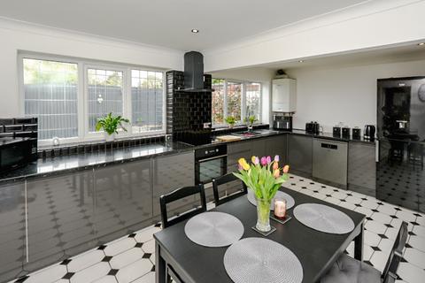 4 bedroom detached house for sale, Chapel Close, Comberbach