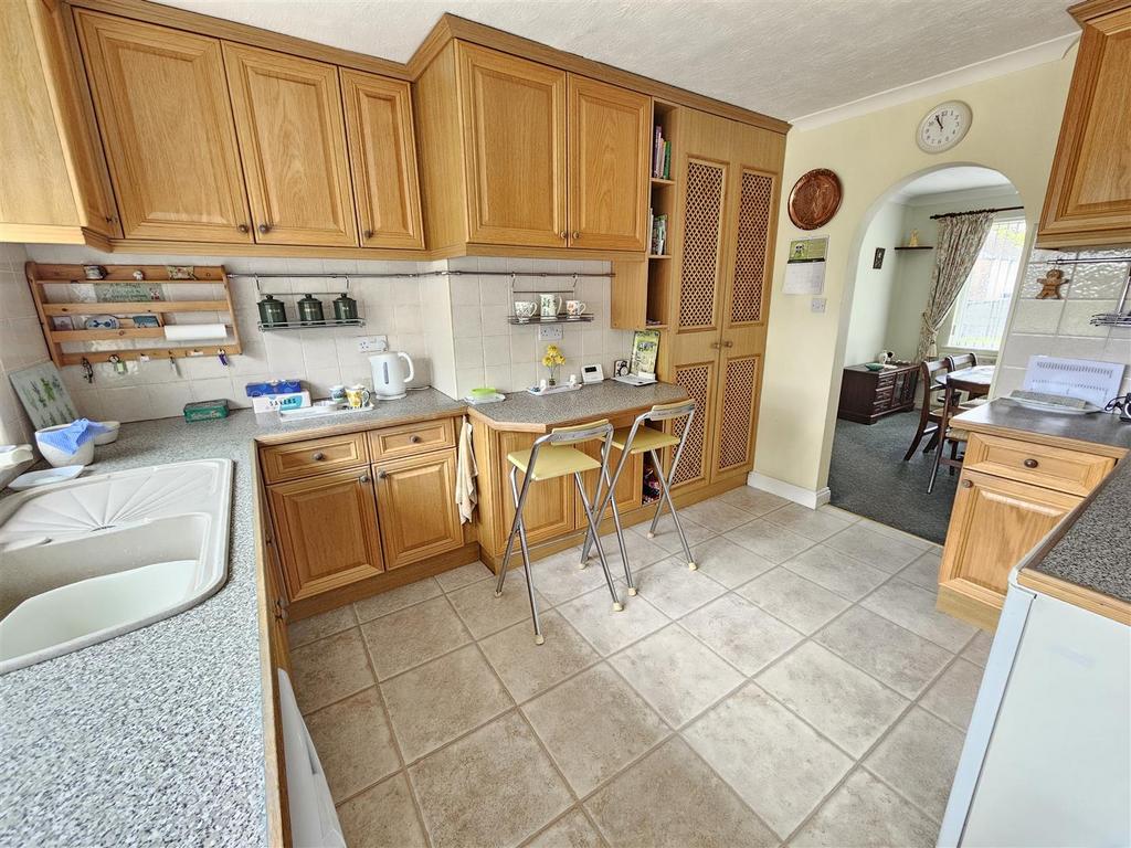 Kitchen 2.jpg
