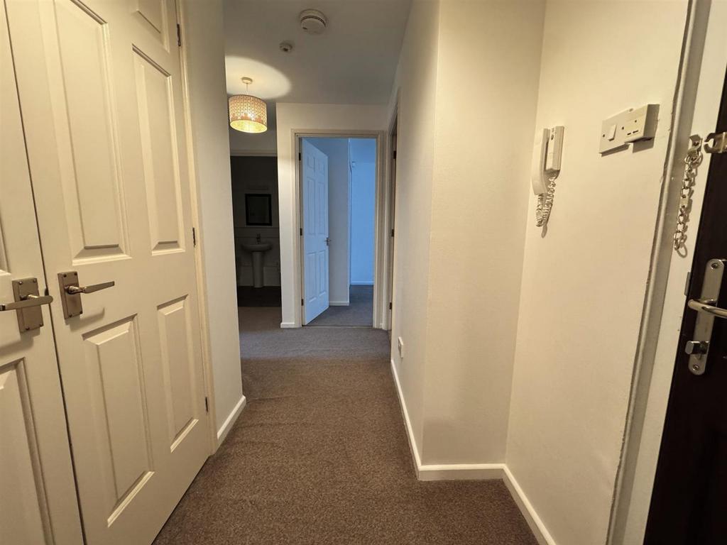 Hallway 1.jpeg