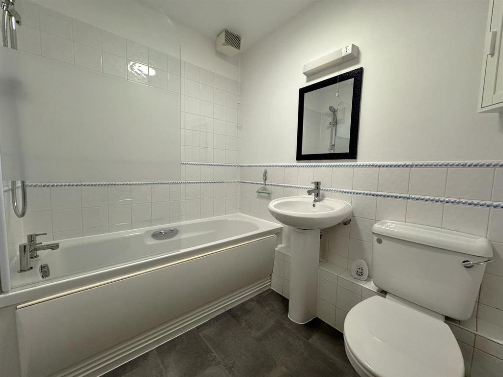 Bathroom 1.jpeg