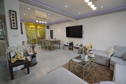 15 Nevis Close, Romford, RM1 4LS